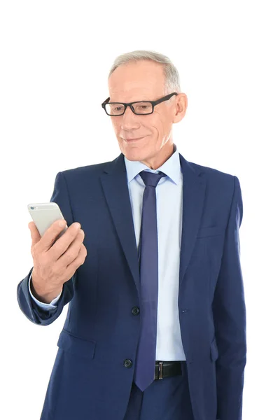 白い背景の上のスマート フォンで魅力的な成熟したビジネスマン — ストック写真