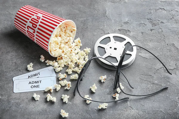 Läckra Popcorn Biljetter Glasögon Och Film Rulle Grå Bakgrund — Stockfoto