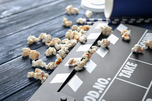 Goda Popcorn Och Fjällpanel Trä Bakgrund — Stockfoto