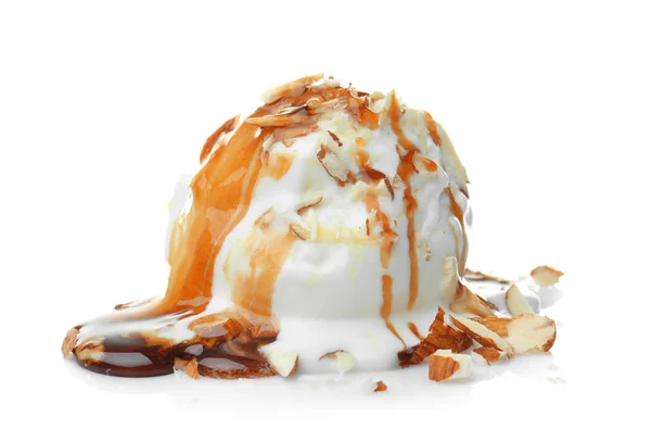 Bola de sorvete com molho de caramelo no fundo branco — Fotografia de Stock