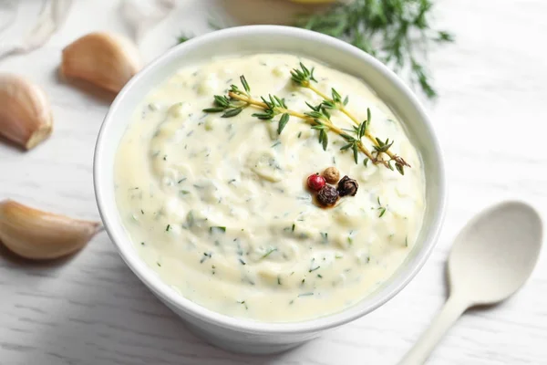 Lekkere Saus Met Knoflook Kom Tafel — Stockfoto