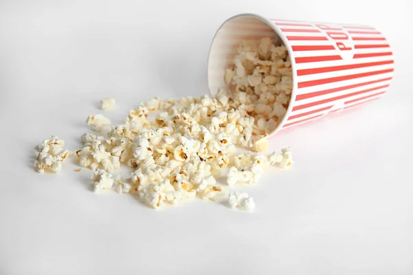 Pappbecher Mit Leckerem Popcorn Auf Weißem Hintergrund — Stockfoto