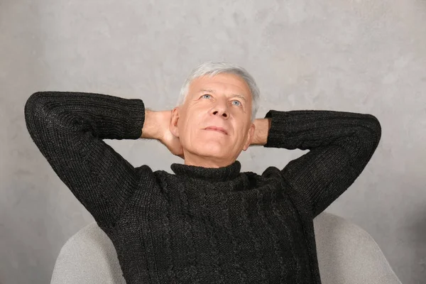 Attraktive Ältere Mann Lässiger Kleidung Drinnen — Stockfoto