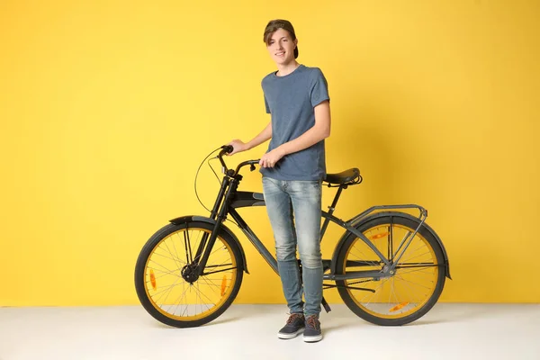 黄色の背景に自転車と流行に敏感なティーンエイ ジャー — ストック写真