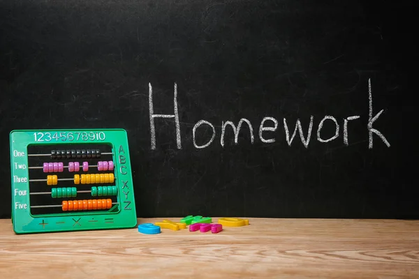 Abacus Bordet Nära Tavlan Med Ordet Läxor — Stockfoto