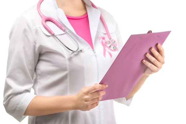 Docteur avec ruban rose sur peignoir et presse-papiers sur fond blanc. Concept de sensibilisation au cancer du sein — Photo