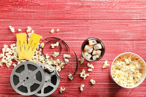 Läckra Popcorn Biljetter Och Film Rulle Röd Trä Bakgrund — Stockfoto