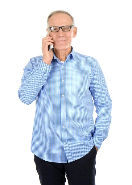 Atraente Homem Maduro Falando Telefone Contra Fundo Branco — Fotografia de Stock