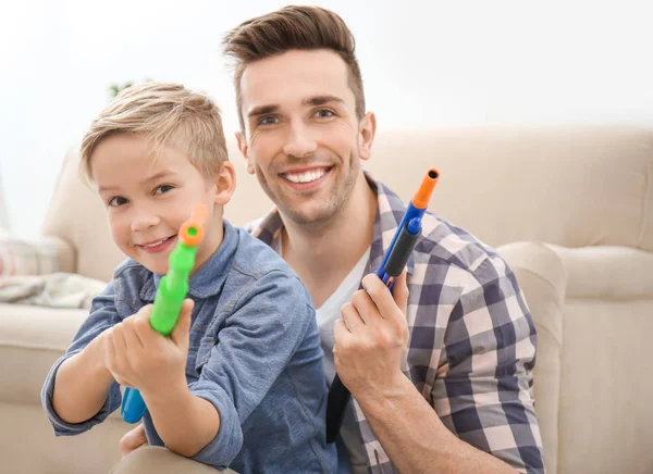 Милий Хлопчик Його Батько Грають Іграшковими Пістолетами Вдома — стокове фото