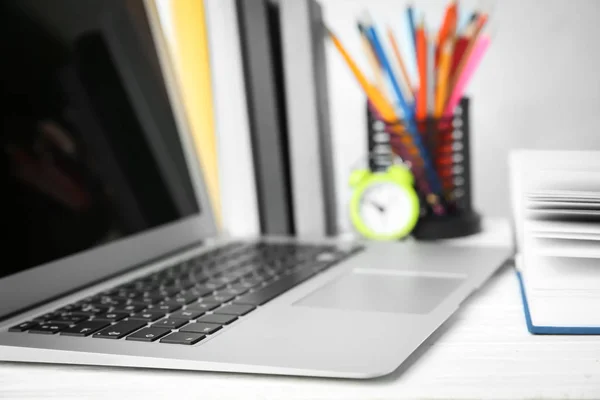 Laptop Auf Tisch Drinnen Nahaufnahme Hausaufgaben Machen — Stockfoto