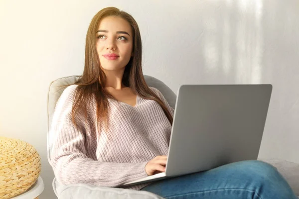 Junge Frau mit modernem Laptop zu Hause — Stockfoto