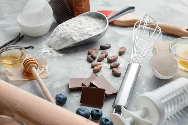 Bahan-bahan dan peralatan untuk memasak kue-kue di latar belakang abu-abu — Stok Foto