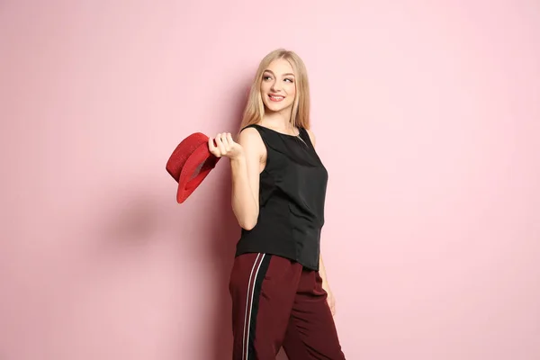 Jovem bela mulher sorridente no fundo de cor — Fotografia de Stock