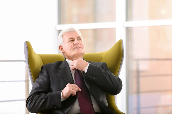 Schöner Reifer Geschäftsmann Sitzt Bequemen Sessel Drinnen — Stockfoto