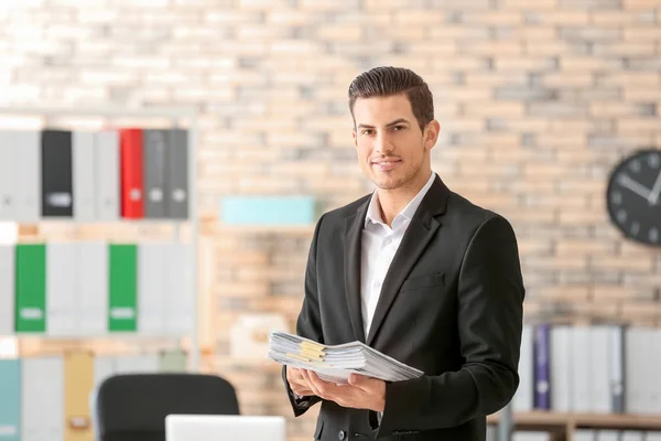 Jonge man met documenten in office — Stockfoto