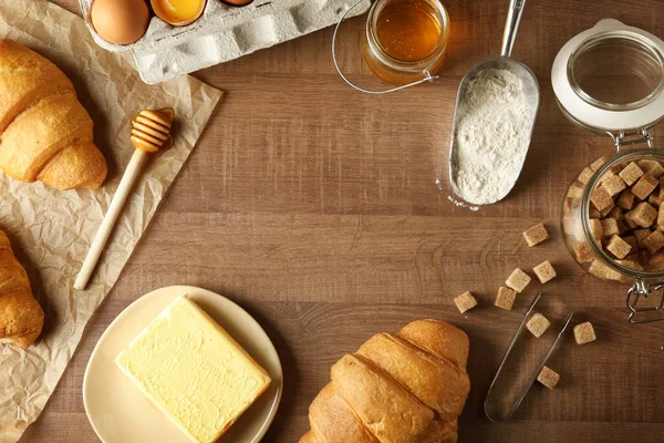 Komposisi Dengan Croissant Yummy Segar Atas Meja Kayu — Stok Foto