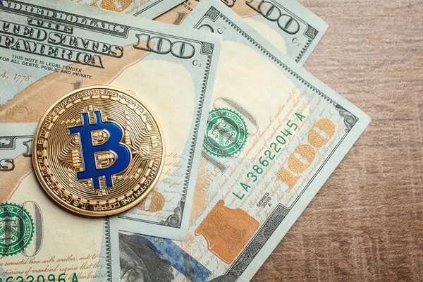 Bitcoin Oro Con Banconote Dollari Sul Tavolo — Foto Stock
