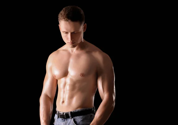 Muskulöser Junger Bodybuilder Auf Dunklem Hintergrund — Stockfoto