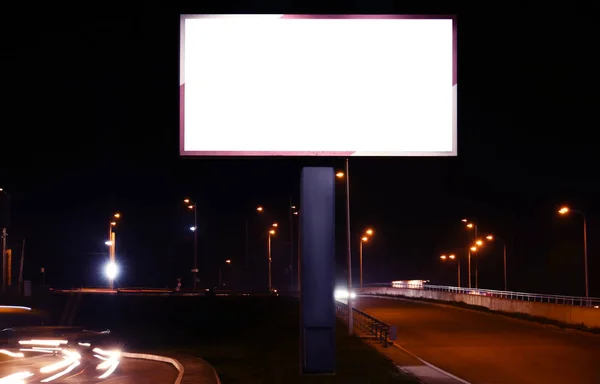 Placa de publicidade em branco na rua à noite — Fotografia de Stock