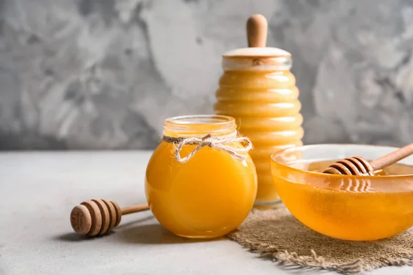 Glas med läckra honung på bord — Stockfoto