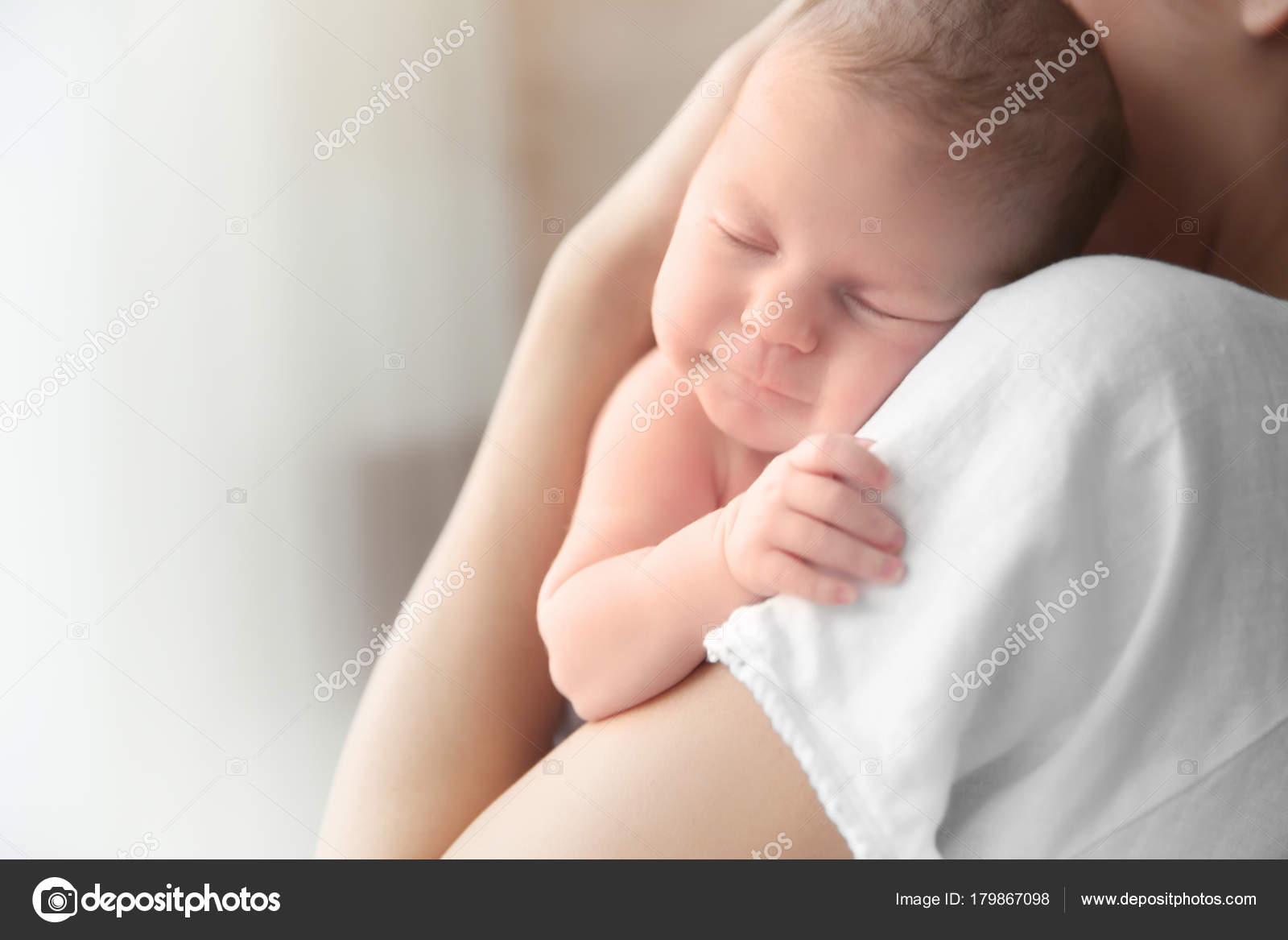 Mere Tenant Bebe Fille Mignon Nouveau Ne A L Interieur Image Libre De Droit Par Belchonock C