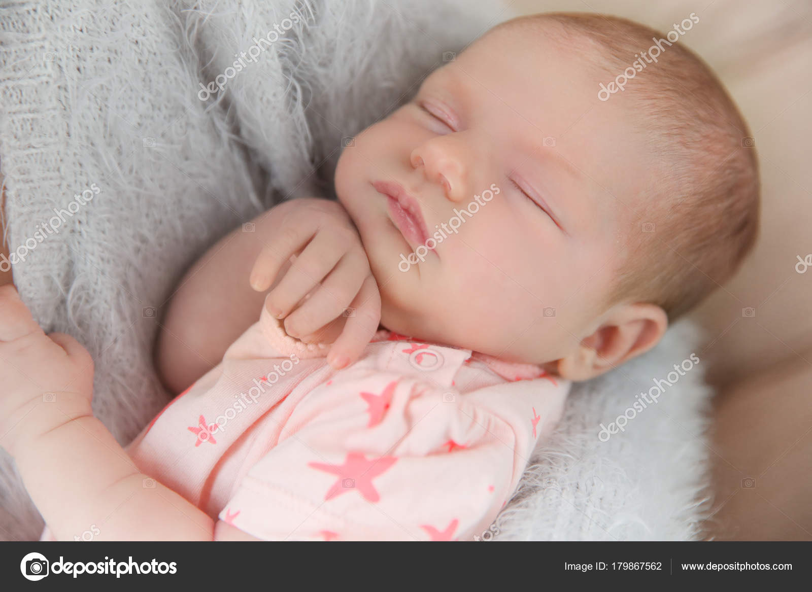 Holding şirin yeni doğan bebek kız, kapalı anne — Stok Foto