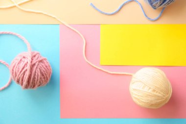 Renk arka plan, üstten görünüm üzerinde yün clews kümesi