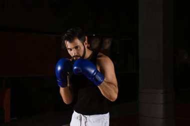 Eğitim genç profesyonel boksör 