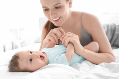 Genç anne ile bebek evde yatakta