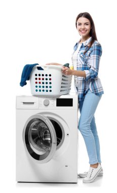 Genç kadın beyaz arka plan üzerinde Çamaşırhane yapıyor