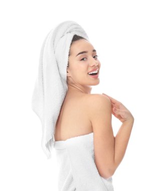 Beyaz arka planda havlu giymiş genç bir kadın.