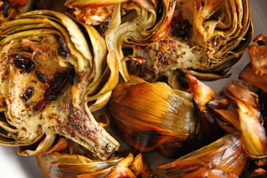 Pişmiş enginar ile baharat, yakın çekim