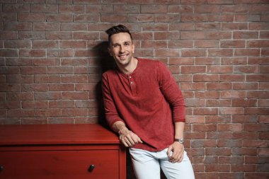 Yakışıklı genç adamın yanında tuğla duvar portresi