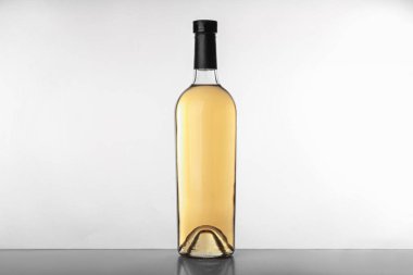 Beyaz arka plan üzerinde şarap şişesiyle