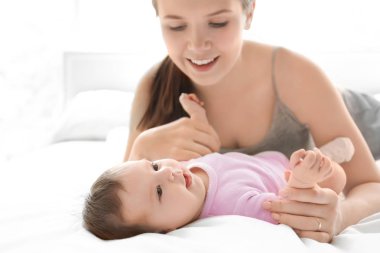 Genç anne ile bebek evde yatakta