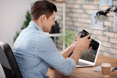 Office kamera ile genç profesyonel fotoğrafçı