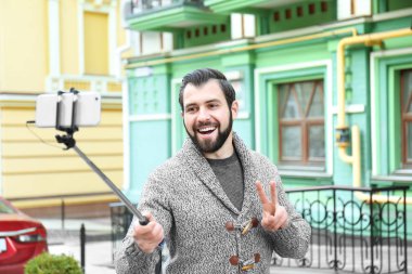 Yakışıklı delikanlı selfie açık havada alarak