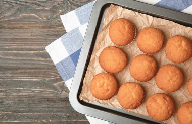 Fırın tepsisine ahşap masa, üstten görünüm üzerinde lezzetli kekler