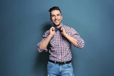 Renk arka plan üzerinde yakışıklı genç adam portresi