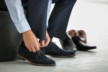 Ayakkabı mağazasında çalışan genç adam