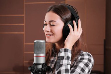 Modern stüdyoda konuk katılan radyo yayını