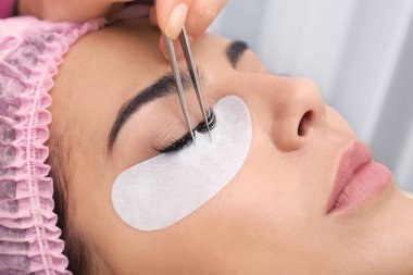 Genç kadın kirpik uzantıları yordamı, closeup geçiyor