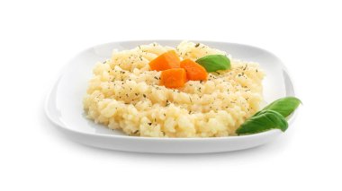 Plaka beyaz zemin üzerine lezzetli kabak risotto ile