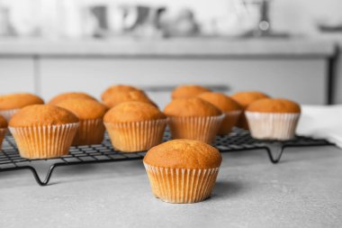 Mutfak masasında lezzetli kek