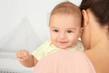 Evde annesi ile şirin bebek