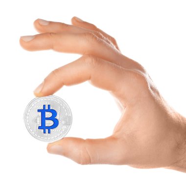 Erkek el ile beyaz arka plan üzerinde gümüş bitcoin