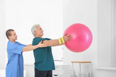 Fizyoterapist Rehabilitasyon merkezinde hasta ile çalışma