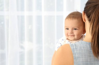 Şirin Bebek evde ile genç anne