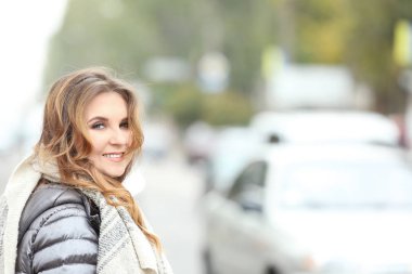 Açık havada kirpi ceketli güzel gülümseyen kadın