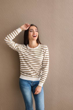 Renkli arka planda gülümseyen güzel kadının portresi